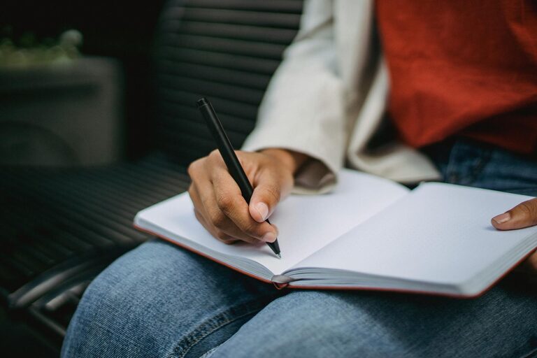 Beginner Guide to Journaling Every Day for a Clearer Mind